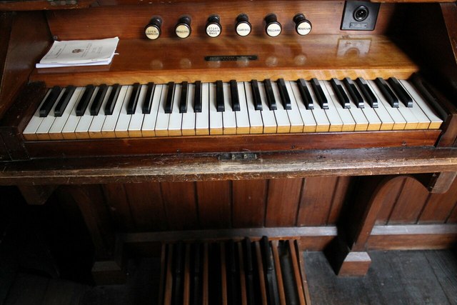 Organ console, Osbournby church