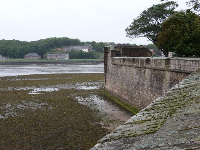 Berwick-upon-Tweed: battery wall against the estuary
