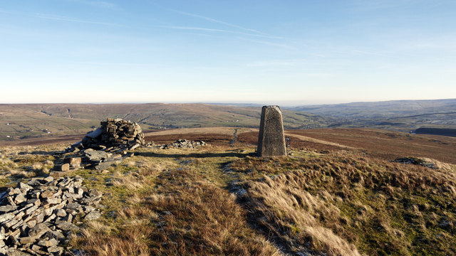 Highwatch Currick: trig point, cairn and wall
