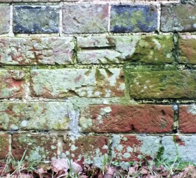 Benchmark, Blunts Barn © Jonathan Kington cc-by-sa/2.0 :: Geograph ...