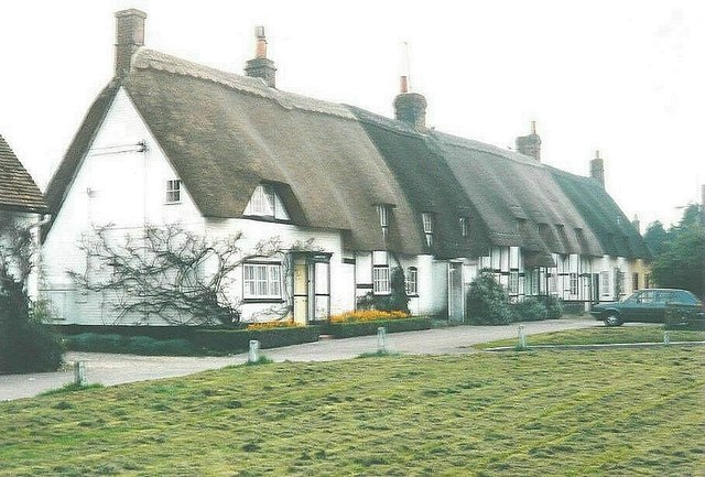 A row of thatched cottages, Downton in 1988