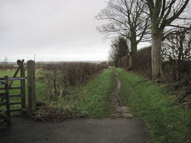 Footpath  going  east  from  Burton  upon  Stather