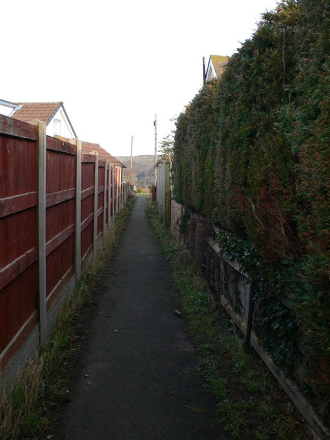 Footpath between the houses of Maes y Castell