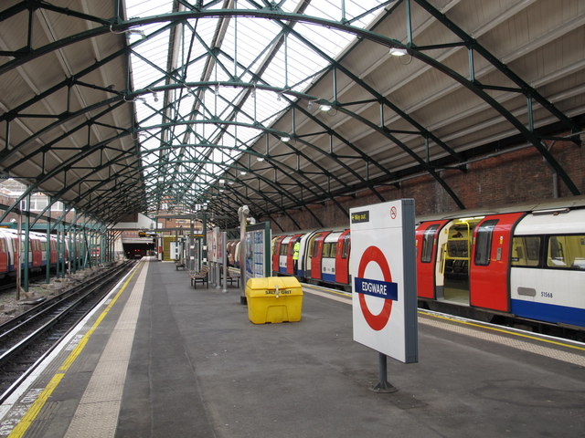 Edgware tube station platforms © Mike Quinn cc-by-sa/2.0 :: Geograph ...