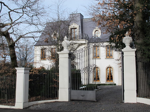 Faux Chateau Marsh Lane Nw7 C Mike Quinn Geograph Britain And Ireland