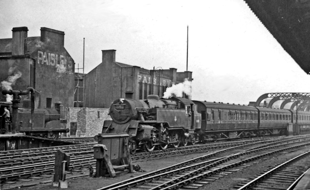 Local train entering Glasgow Central © Ben Brooksbank cc-by-sa/2.0 ...