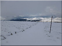 NT1423 : Snow poles mark the edge of the track to the radio beacon station on Broad Law by Alan O'Dowd