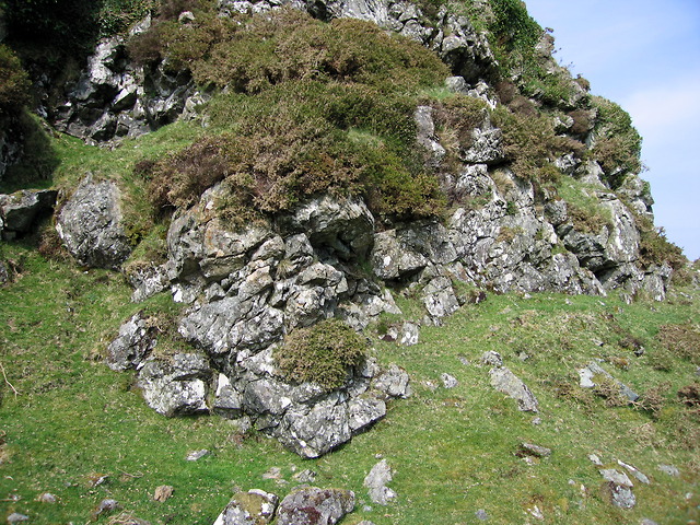 Igneous outcrop © Rudi Winter cc-by-sa/2.0 :: Geograph Britain and Ireland