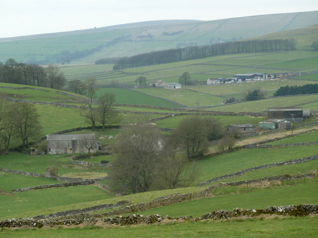 Dogmanslack Farm and hillsides beyond © Andrew Hill cc-by-sa/2.0 ...