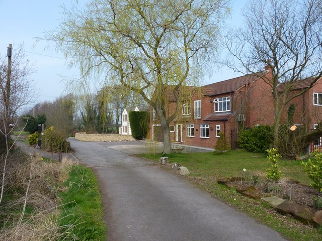 Large houses along the lane near Quarry Heath