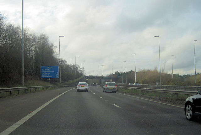 M27 west approaching A33 overbridge at Chilworth