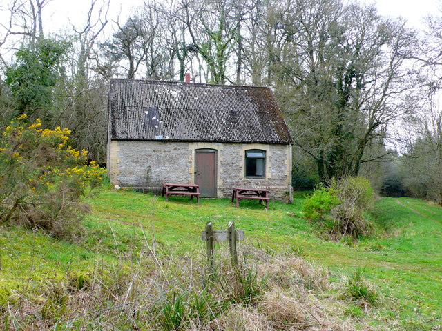 Small cottage in Pen Woods © Nigel Mykura cc-by-sa/2.0 :: Geograph ...