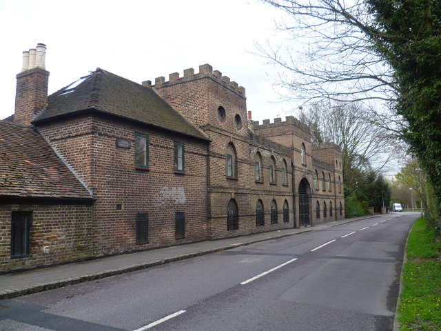 Tudor Court seen from Castle Road © Marathon :: Geograph Britain and ...