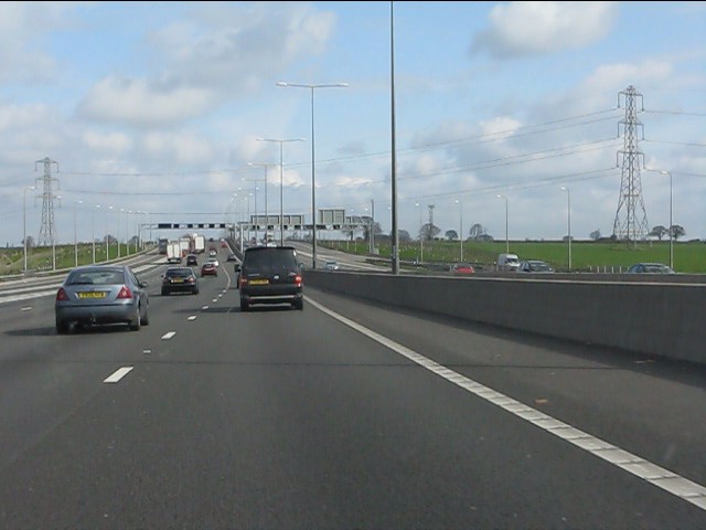 M1 motorway north of junction 8 © Peter Whatley cc-by-sa/2.0 ...