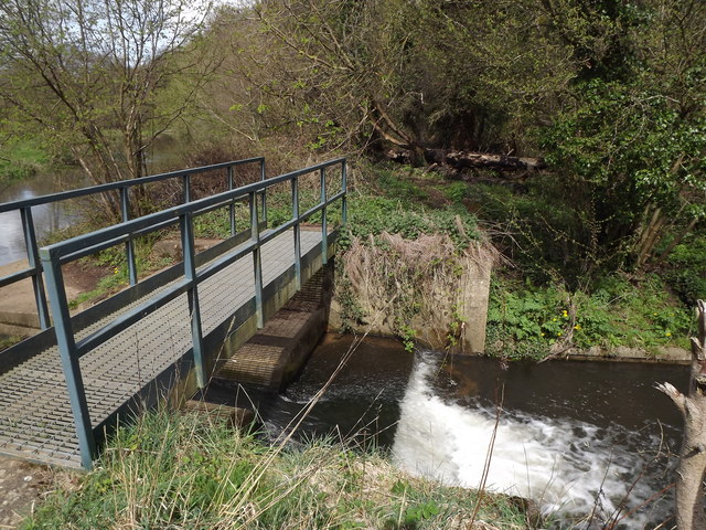 Weir by Milton Wood © Colin Smith cc-by-sa/2.0 :: Geograph Britain and ...