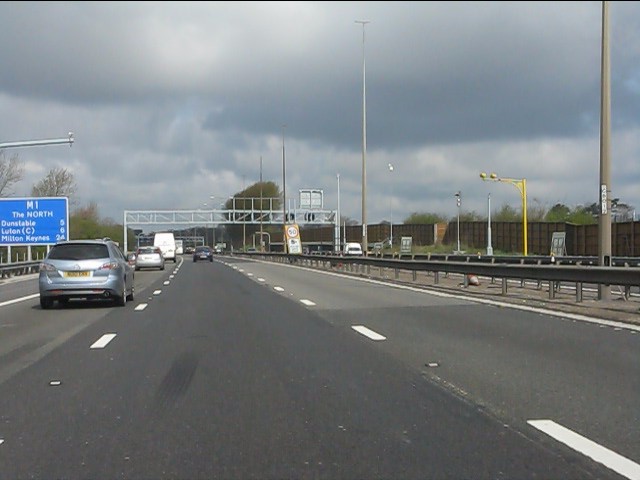 M1 motorway at Farley Hill (Luton) © Peter Whatley :: Geograph Britain ...