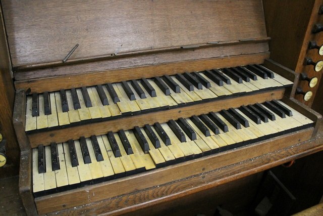 Organ Console, St Luke's church, Stickney