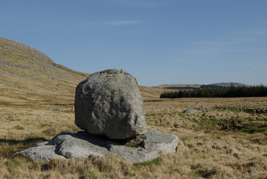 Large boulder & outcrop below eastern... © Leslie Barrie cc-by-sa/2.0 ...