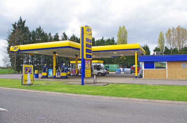 Jet filling station and shop, off the... © P L Chadwick :: Geograph ...