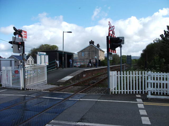 Waiting for the Pwllheli train © John Haynes cc-by-sa/2.0 :: Geograph ...