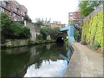 TQ2682 : A view along the Regent's Canal towards Maida Hill Tunnel by Jaggery
