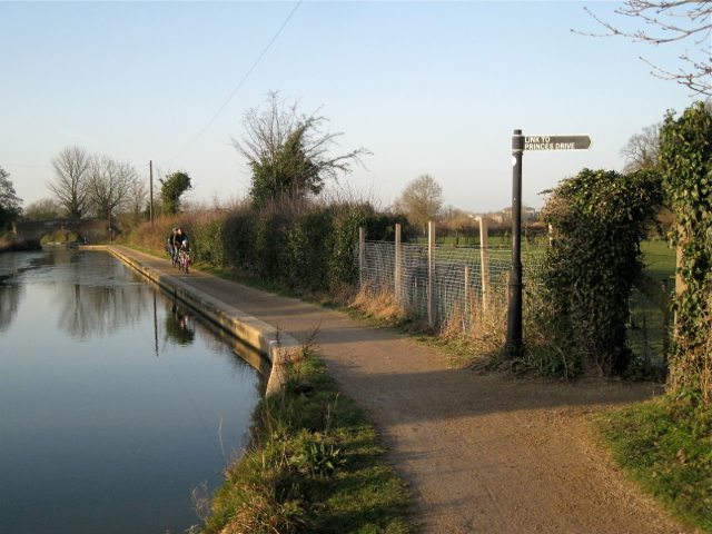Towpath west of the railway aqueduct