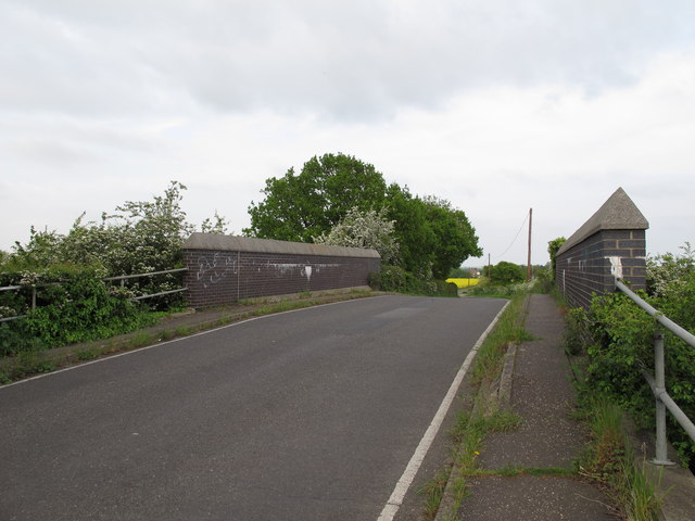 Marsh Road railway bridge © Roger Jones :: Geograph Britain and Ireland