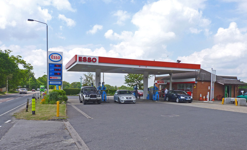 Esso Petrol Station at Hinton © Mike Smith cc-by-sa/2.0 :: Geograph ...