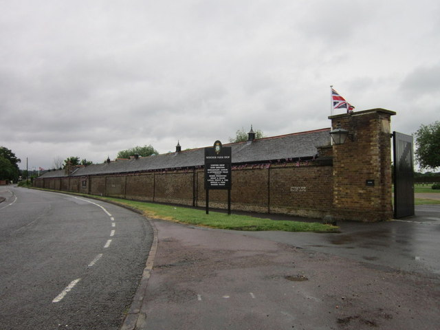 The Windsor farm shop © Ian S cc-by-sa/2.0 :: Geograph Britain and Ireland