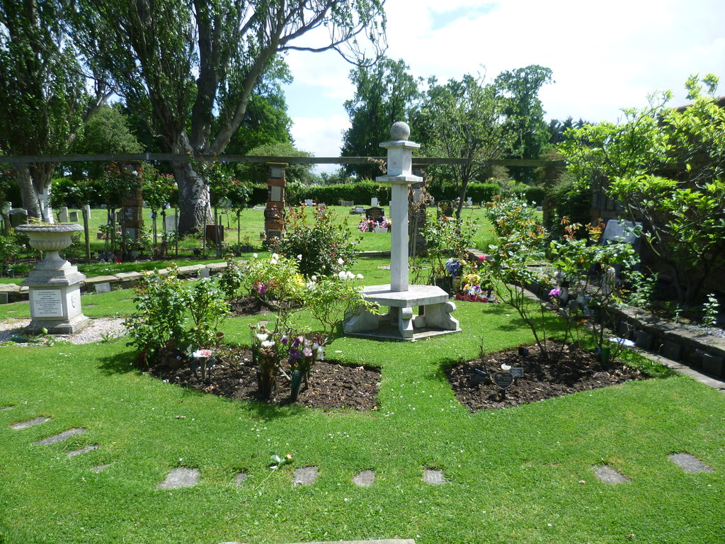 Streatham Park Cemetery - The Luff... © Marathon Cc-by-sa/2.0 ...