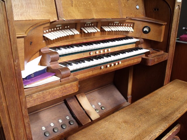 Organ Console, Church of the Holy Cross