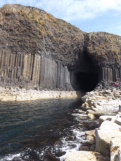 Fingal's Cave © Anne Burgess cc-by-sa/2.0 :: Geograph Britain and Ireland