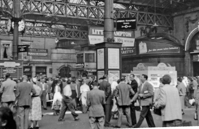 Concourse at Victoria (Central) on a Summer Saturday in 1955