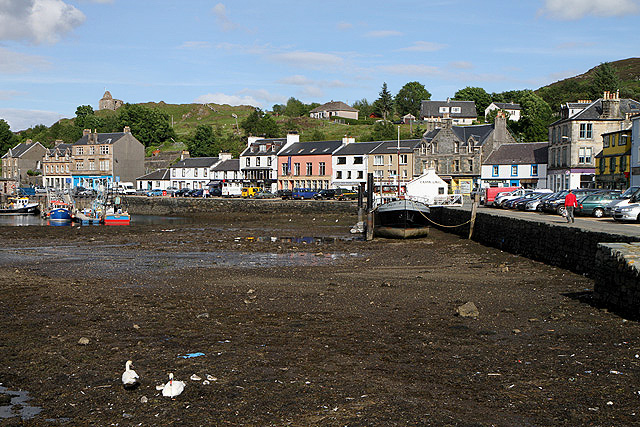 Low tide at Tarbert Harbour © Walter Baxter cc-by-sa/2.0 :: Geograph ...