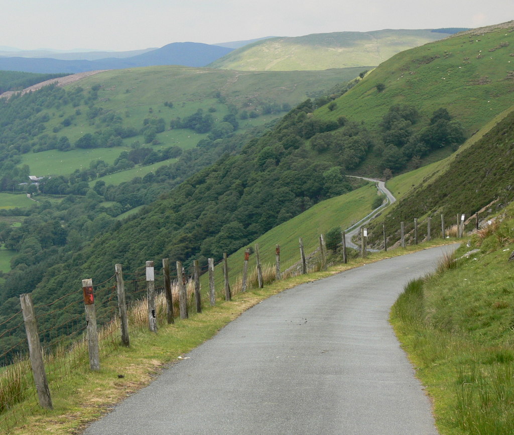 narrow-road-descending-into-cwm-cynllwyd-mat-fascione-cc-by-sa-2-0