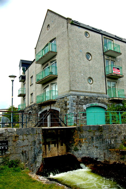 Galway - River Corrib Walk - Dam & Building