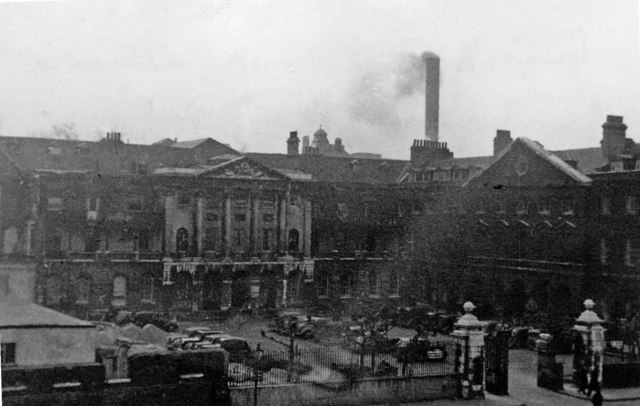 Front of Guy's Hospital on St Thomas... © Ben Brooksbank cc-by-sa/2.0 ...