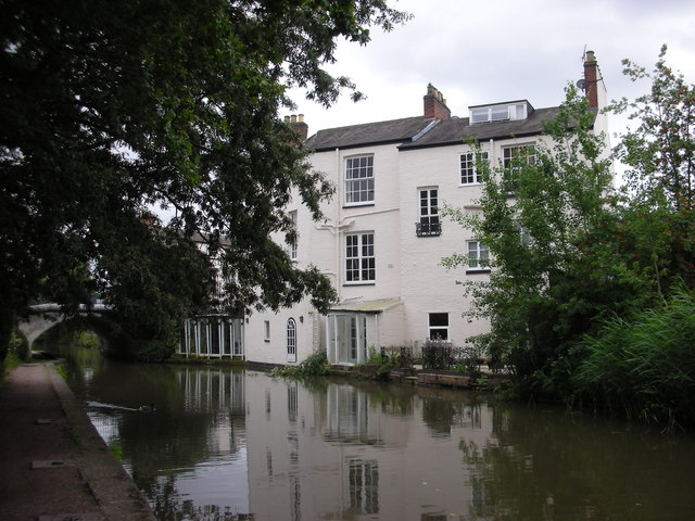 House by the Grand Union Canal