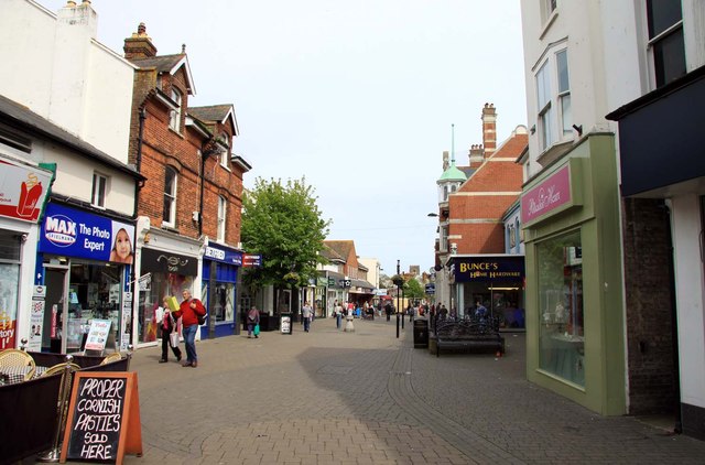 High Street in Littlehampton © Steve Daniels cc-by-sa/2.0 :: Geograph ...