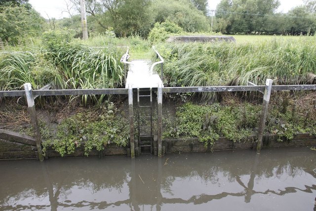 The Lock side © Bill Nicholls cc-by-sa/2.0 :: Geograph Britain and Ireland