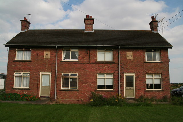 Crown Hall Farm estate cottages © Chris cc-by-sa/2.0 :: Geograph ...