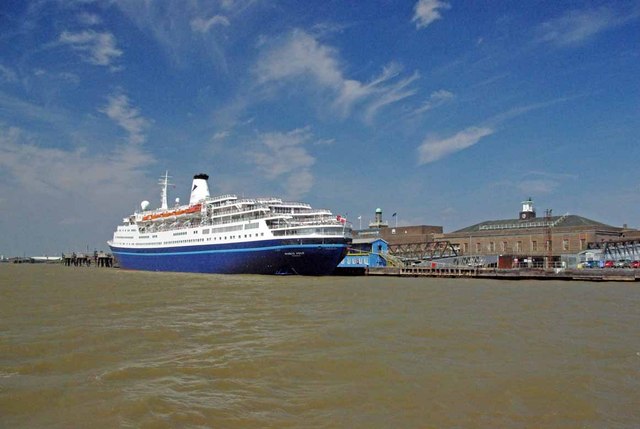 Tilbury Cruise Terminal © Glyn Baker cc-by-sa/2.0 :: Geograph Britain ...