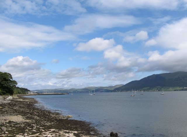 View northwards along the foreshore in... © Eric Jones cc-by-sa/2.0 ...