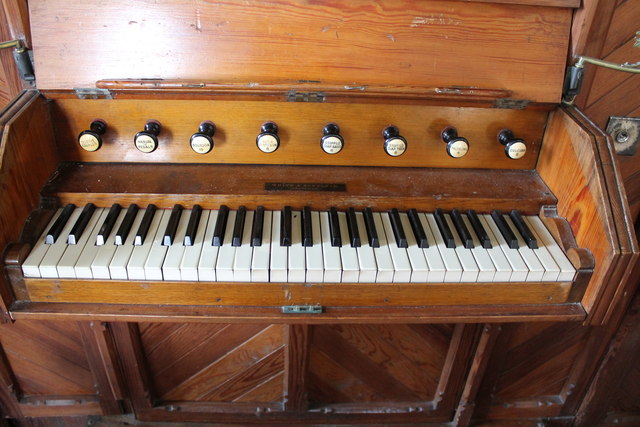 Organ console, St James' church, Skillington