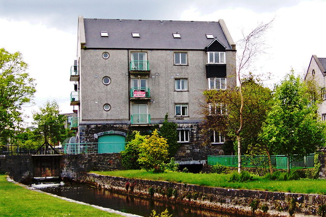Galway - River Corrib Walk - Canal Dam & Dwelling