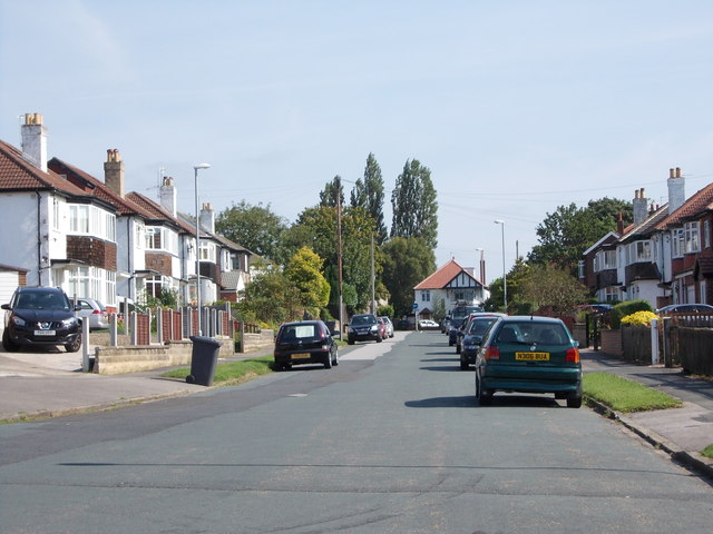 Carr Manor Parade - viewed from Carr... © Betty Longbottom cc-by-sa/2.0 ...