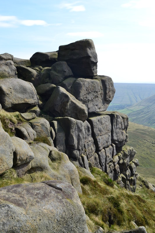 rocky-edge-of-kinder-near-the-wool-packs-neil-theasby-cc-by-sa-2-0