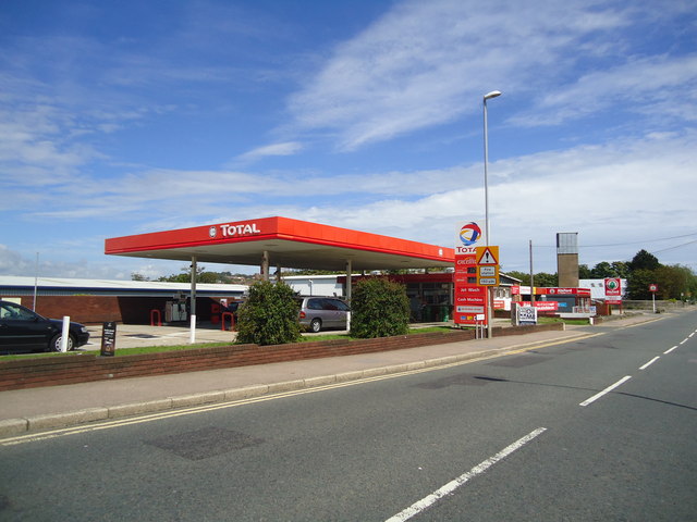 Petrol station, The Ridge, Hastings © Stacey Harris cc-by-sa/2.0 ...