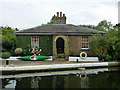 Cottage by lock 93, Hanwell flight