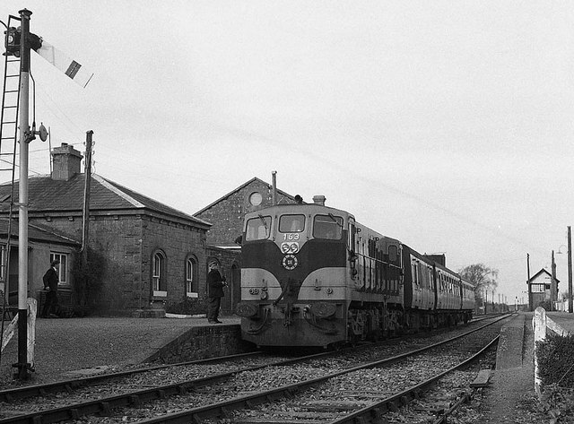 Southbound train in Gort station © The Carlisle Kid cc-by-sa/2.0 ...